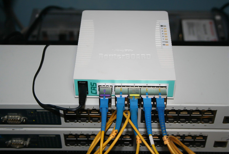 Switch chia mạng Mikrotik CRS106-1C-5S