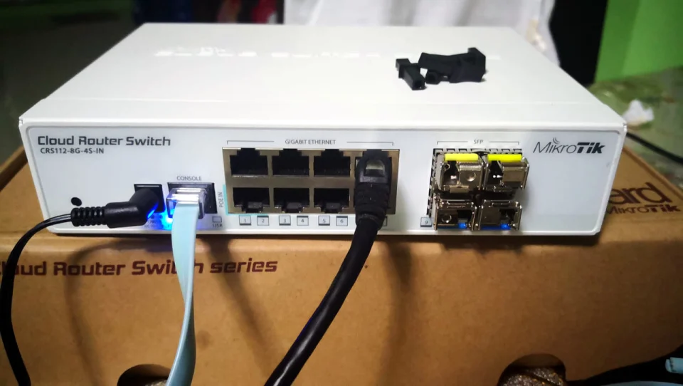 Switch chia mạng Mikrotik CRS112-8G-4S-IN