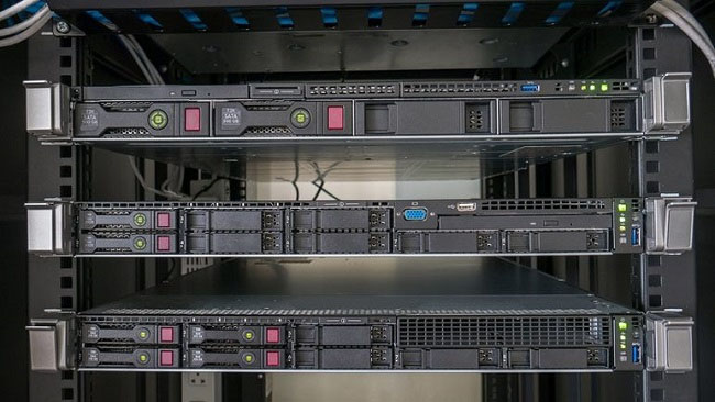 hình ảnh máy chủ Rack Server trên tủ Rack