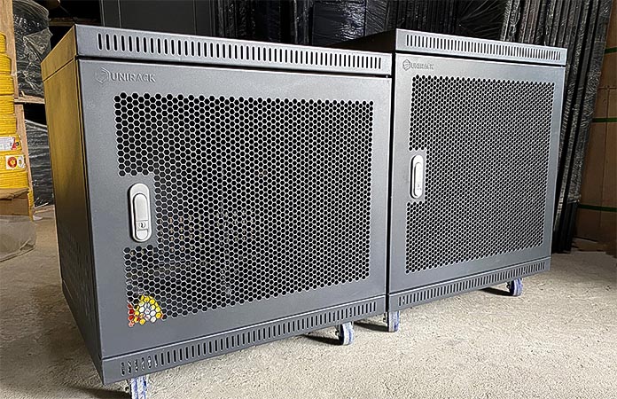 tủ rack làm bằng tôn