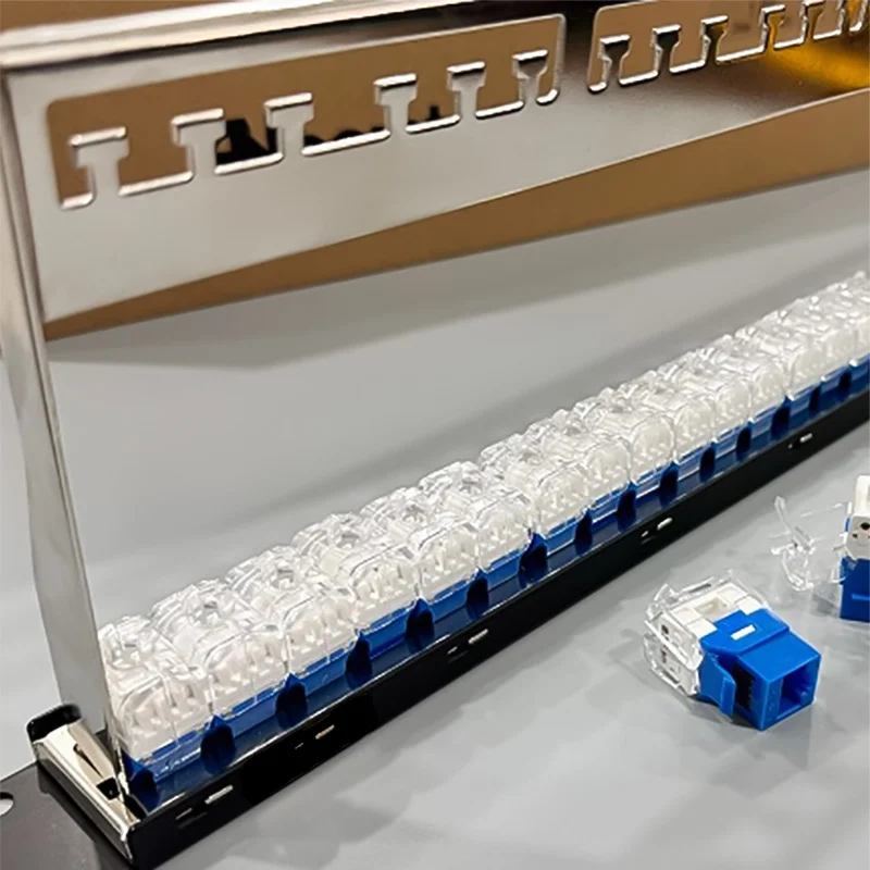 Patch panel Cat6 UTP ANCOMTECK 16 cổng ACT-16S1U khi lắp đặt nhân mạng