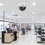 Camera DOME hồng ngoại HUVIRON HU-ND221DT_I3E 2MP được lắp đặt trên trần cửa hàng