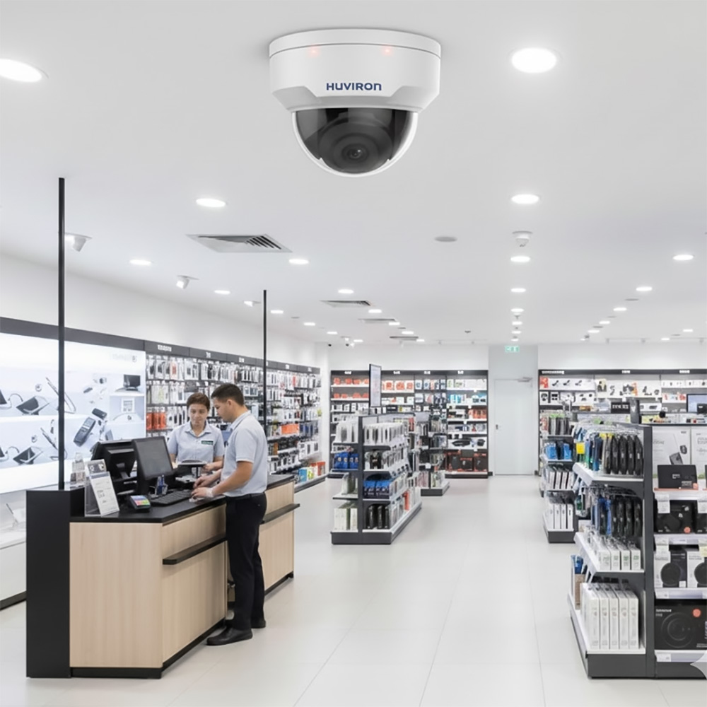 Camera DOME hồng ngoại HUVIRON HU-ND221DT_I3E 2MP được lắp đặt trên trần cửa hàng