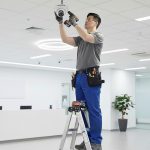 Camera DOME hồng ngoại HUVIRON HU-ND222DM_I3E 2MP đang được lắp đặt