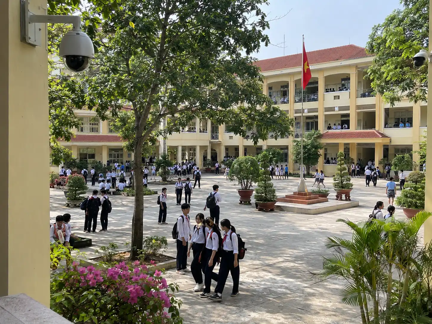 Bố trí camera giám sát tại sân trường