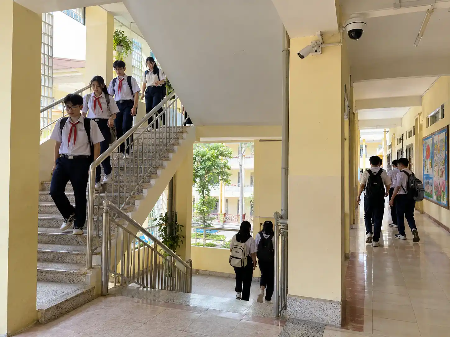 Lắp đặt camera tại hành lang và khu vực cầu thang